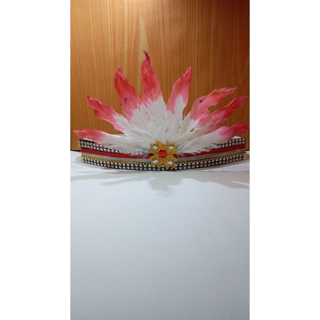 Mahkota bulu kipas merah putih untuk Agustusan