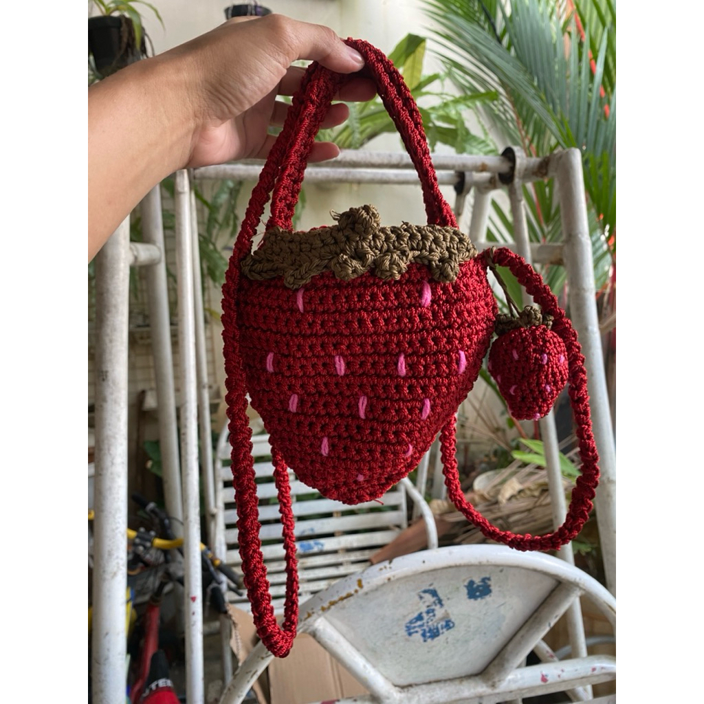 tas rajut strawberry