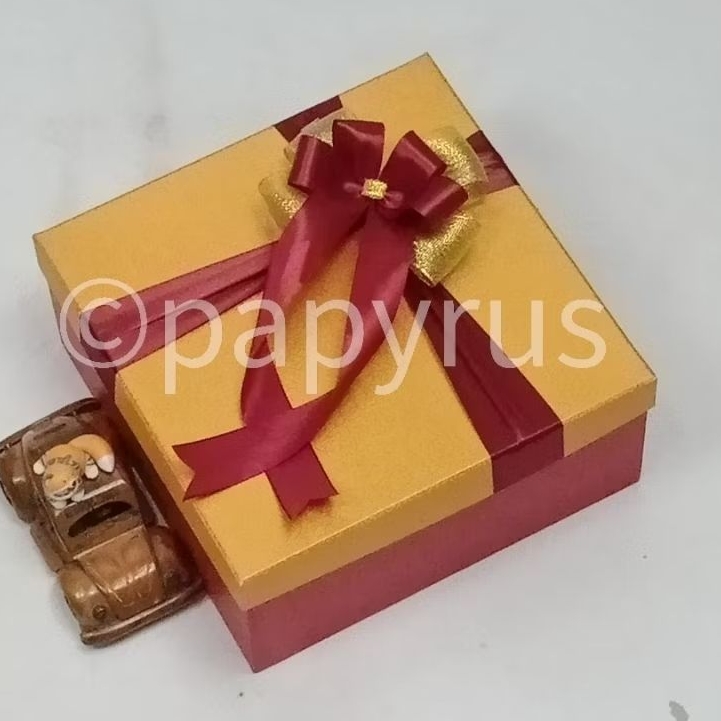 

PAPYRUS Kombinasi 22,5x22,5 Tinggi 10cm Kotak Kado Gift Box Hardbox Hampers V1