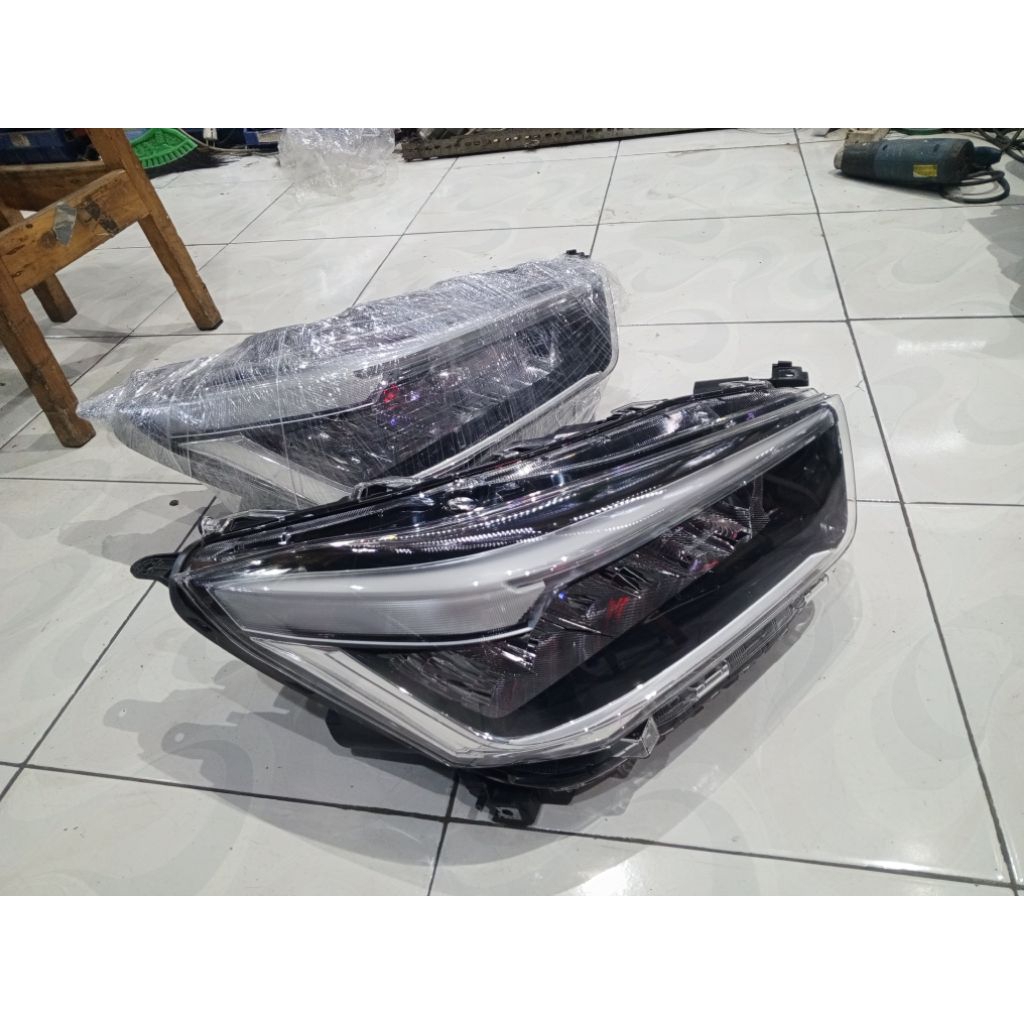 headlamp Toyota raize original. lampu depan raize original