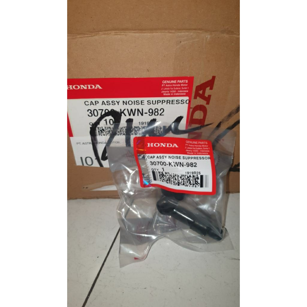 TUTUP BUSI VARIO 125 KWN ORIGINAL