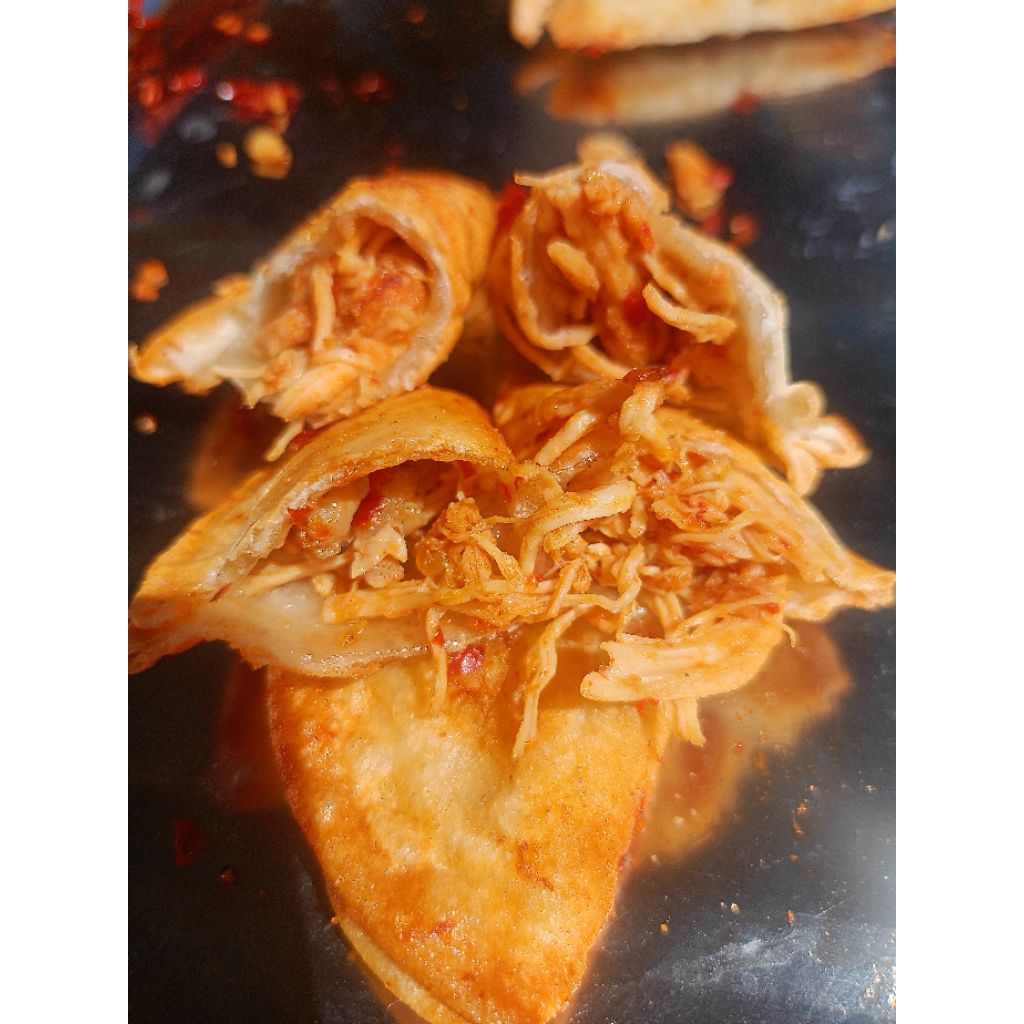 

CIRENG ISI AYAM SUWIR PEDAS ISI 15(BESAR) FREE CHILI OIL