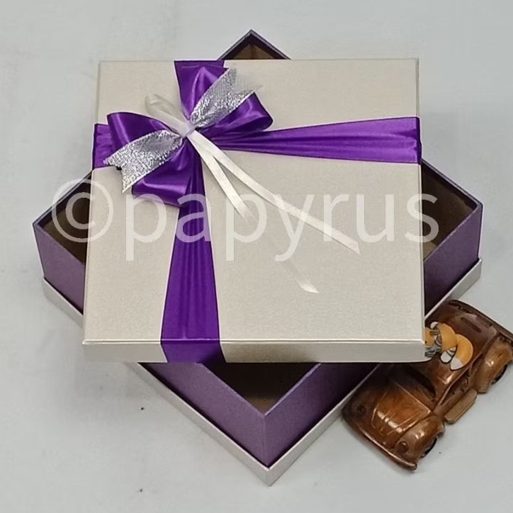 

PAPYRUS Sandwich 22,5x22,5 Tinggi 8cm Kotak Kado Gift Box V3