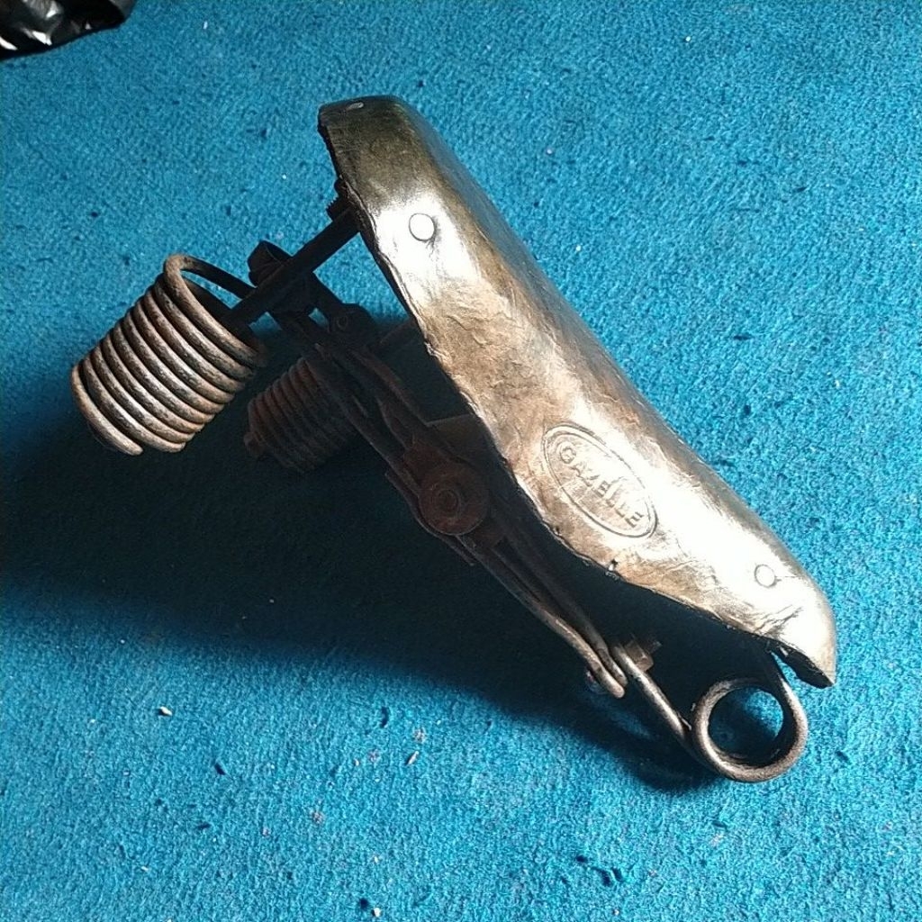 sadel pir gelung bawah sepeda onthel