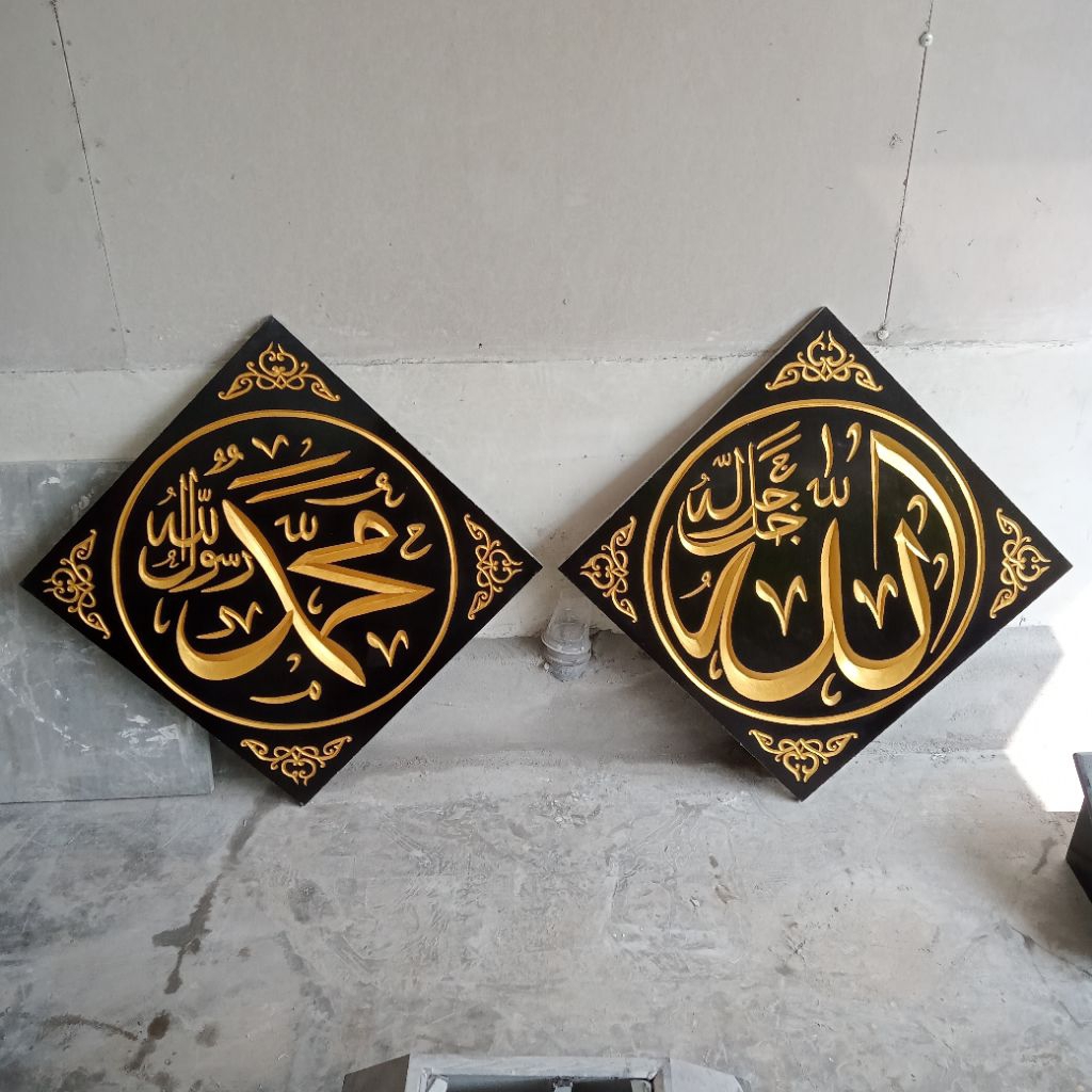 Kaligrafi dari marmer hitam ukuran 60 x 60