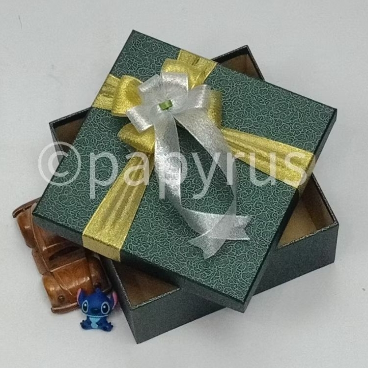 

PAPYRUS 22,5x22,5 Tinggi 8cm Kotak Kado Gift Box Hardbox Hampers Hadiah V2