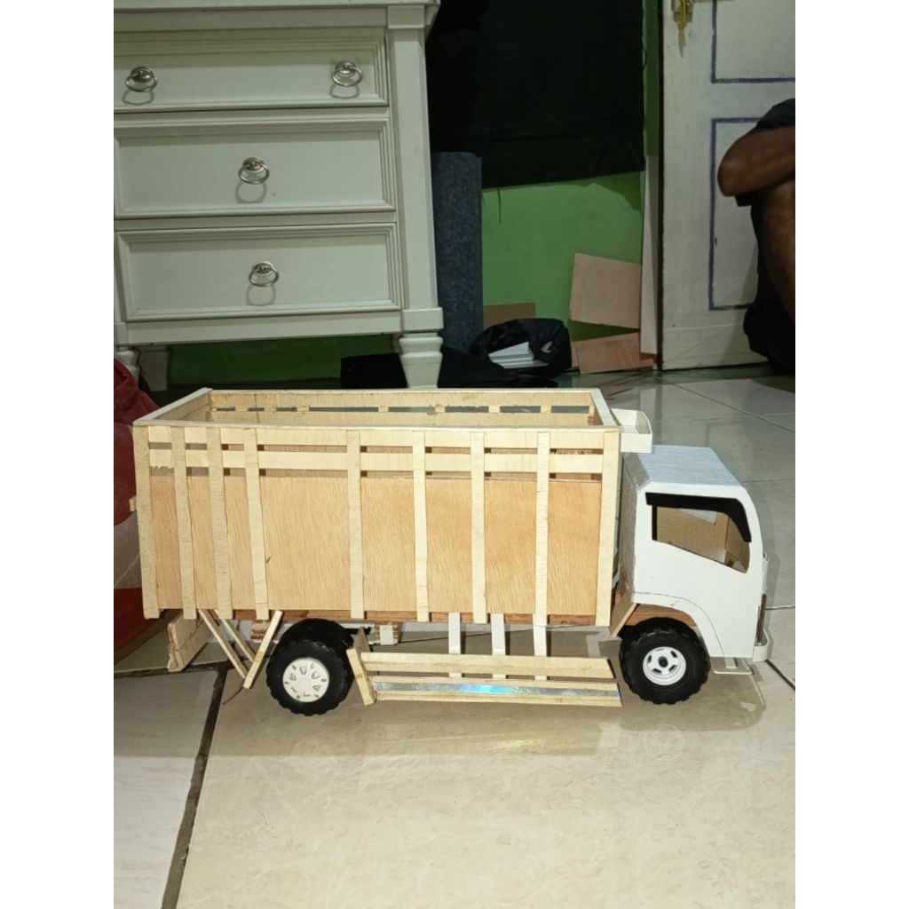 miniatur truk skala 16