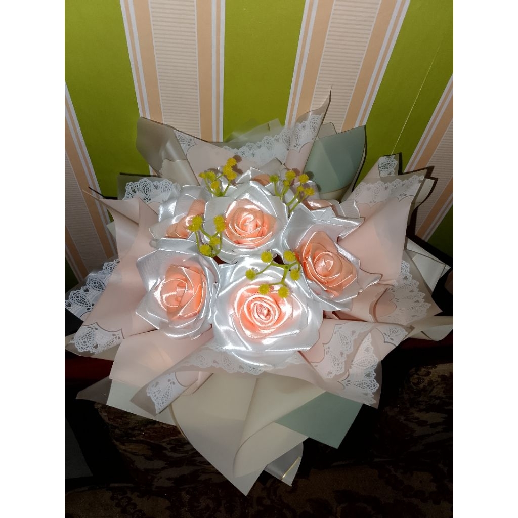 

Round bouquet pita satin 7 kuntum