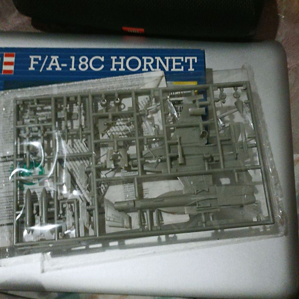Model kit 1/144 Revell F/A -18 C Hornet F18