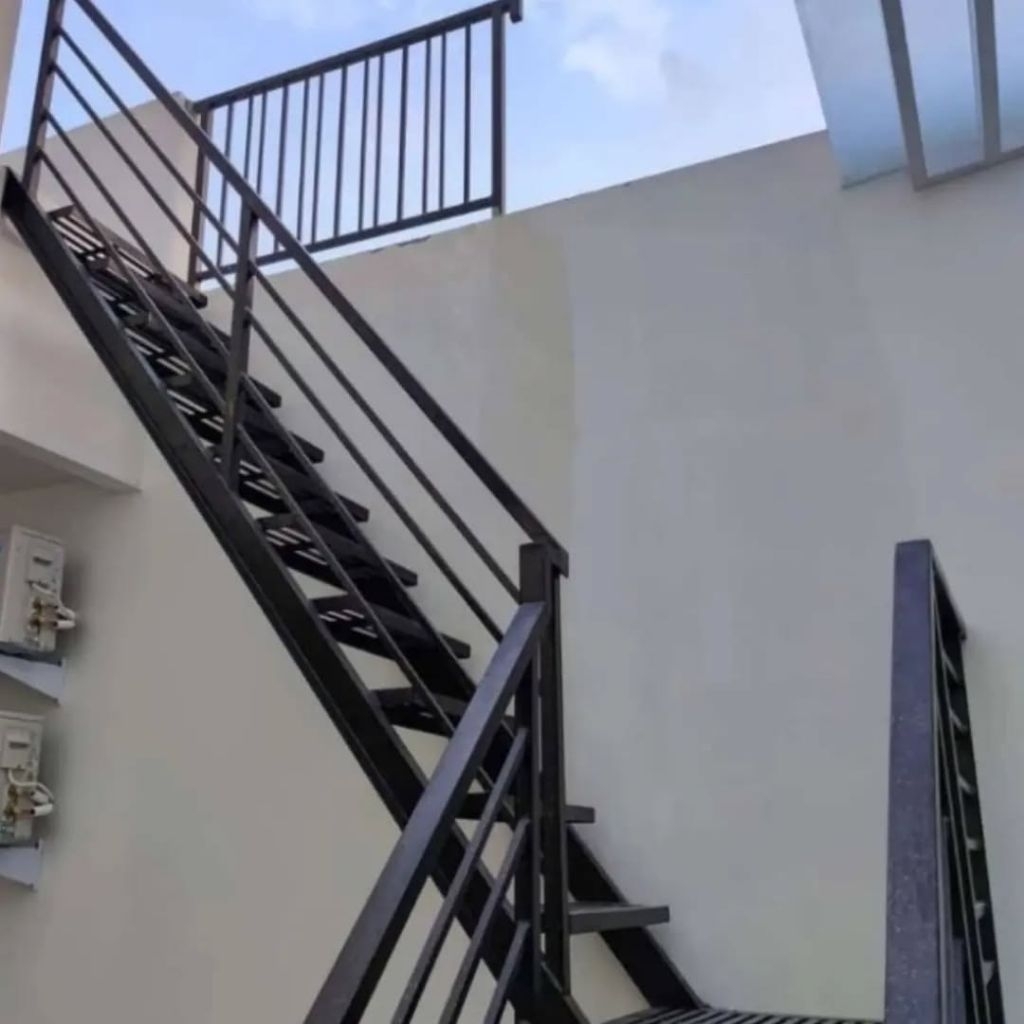 tangga rebah pinjakan plat bodres besi galvanis minimalis
