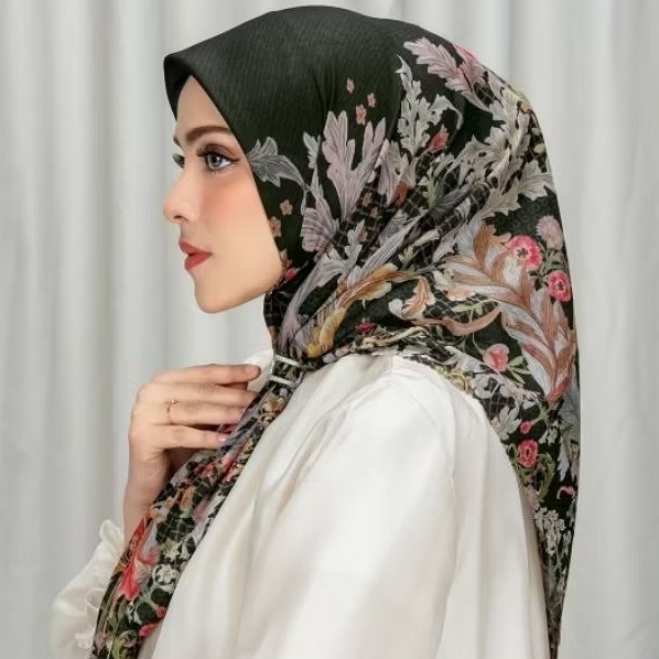 Royale Grandeur Onyx Buttonscarves