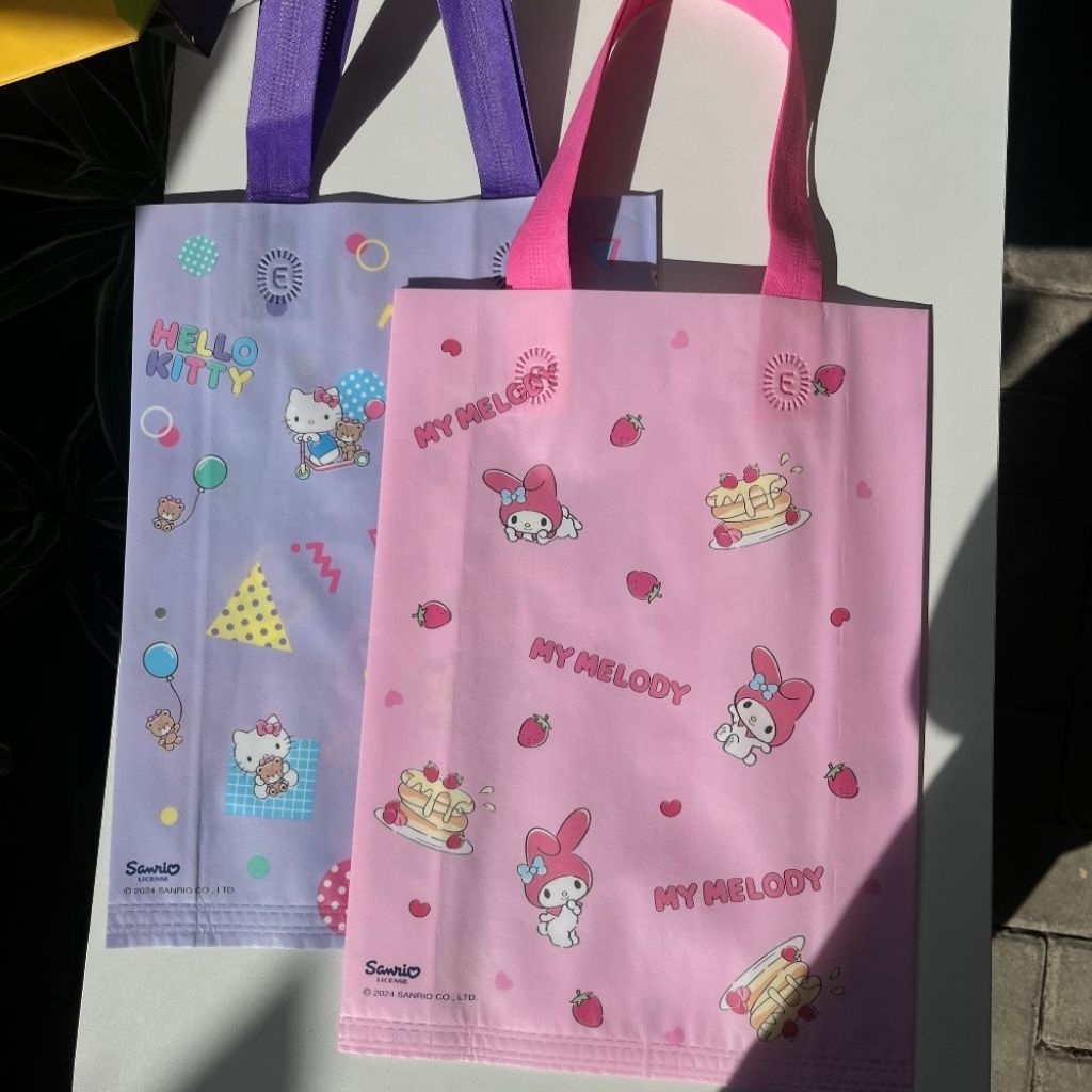 

Tas Goodie Bag Laminasi Karakter Hello Kitty My Melody Ukuran 30x40x8.5 cm Bahan Non Woven Spunbond 75gsm Cocok untuk Souvenir, Hampers, Kado, Ulang Tahun Anak, Tas Bingkisan Lucu dan Tahan Air