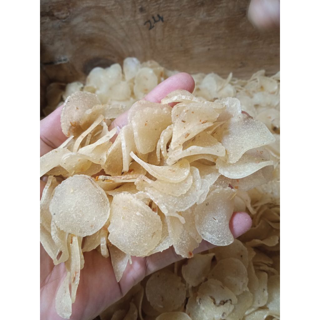 

Aneka Kerupuk Mentah Siap digoreng Cocok Dijadikan Cemilan Atau Teman Makan