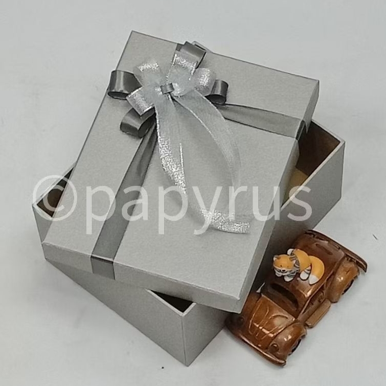 

PAPYRUS 17,5x22,5 Tinggi 8cm Kotak Kado Gift Box Hardbox Hampers Hadiah V3