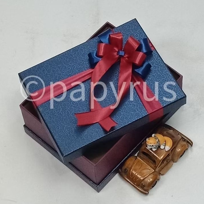 

PAPYRUS Sandwich 17,5x22,5 Tinggi 8cm Kotak Kado Gift Box Hardbox Hampers Hadiah V2