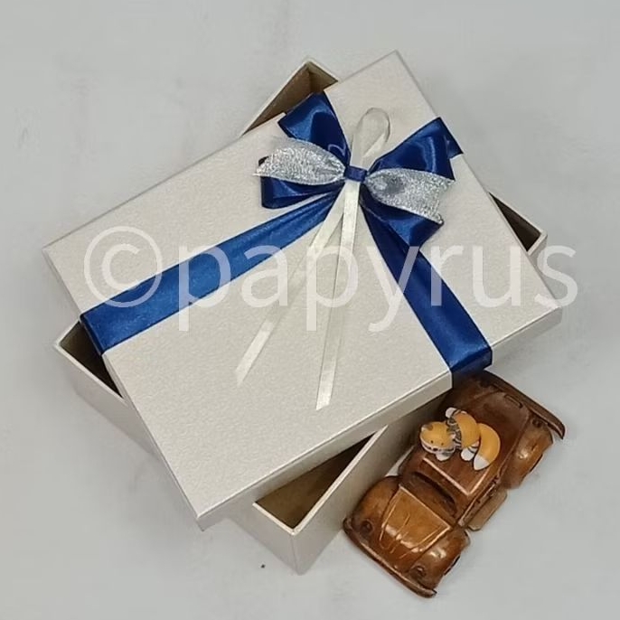 

PAPYRUS 17,5x22,5 Tinggi 5cm Kotak Kado Gift Box Hardbox Hampers V3