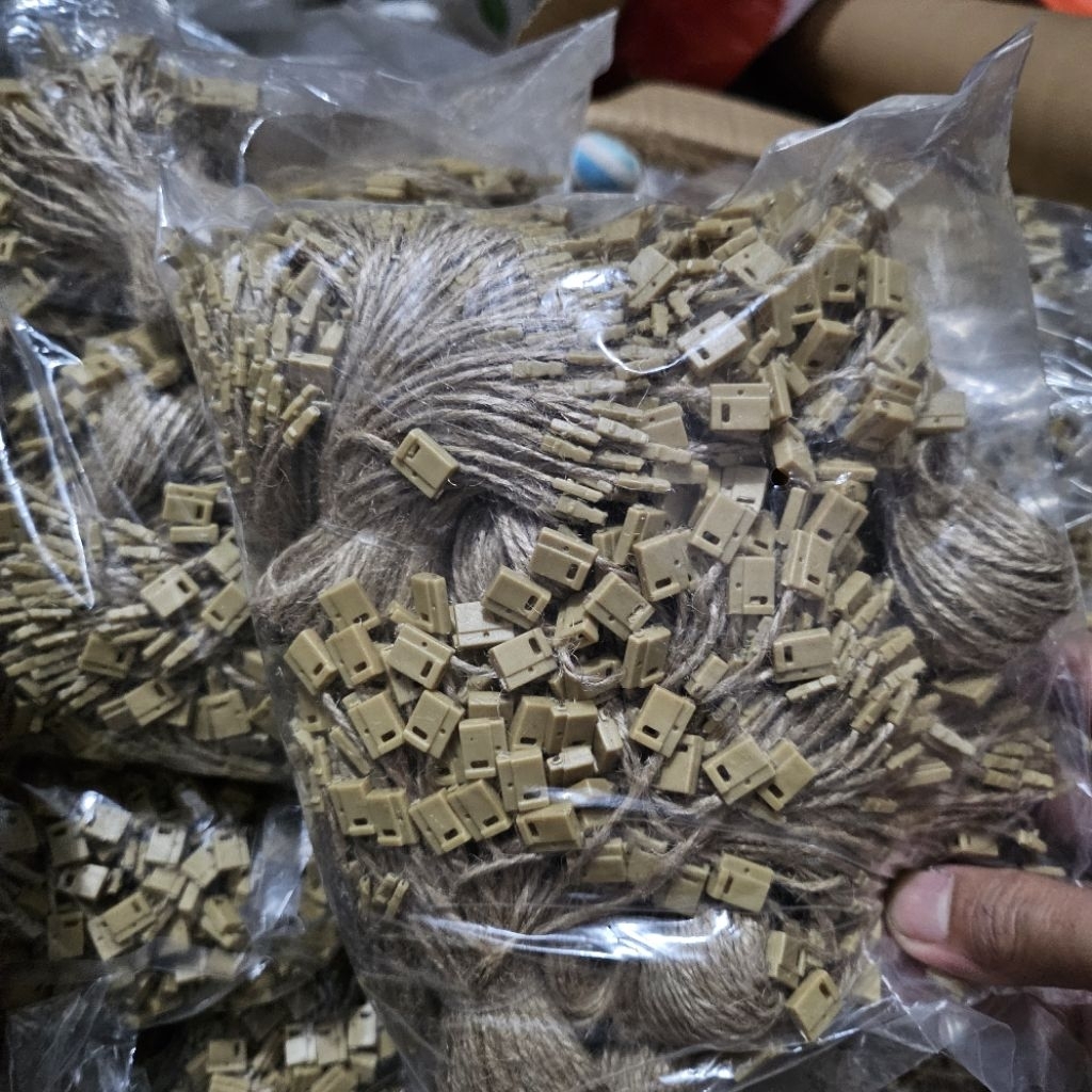 

Tali Hang Tag Brand Tali Import HangTag Coklat Rami - 1 ikat isi 100 pcs