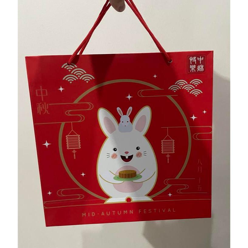 

Paperbag Dus Roti Mooncake isi 4 Red Rabbit mika kue ukuran 27x8x27
