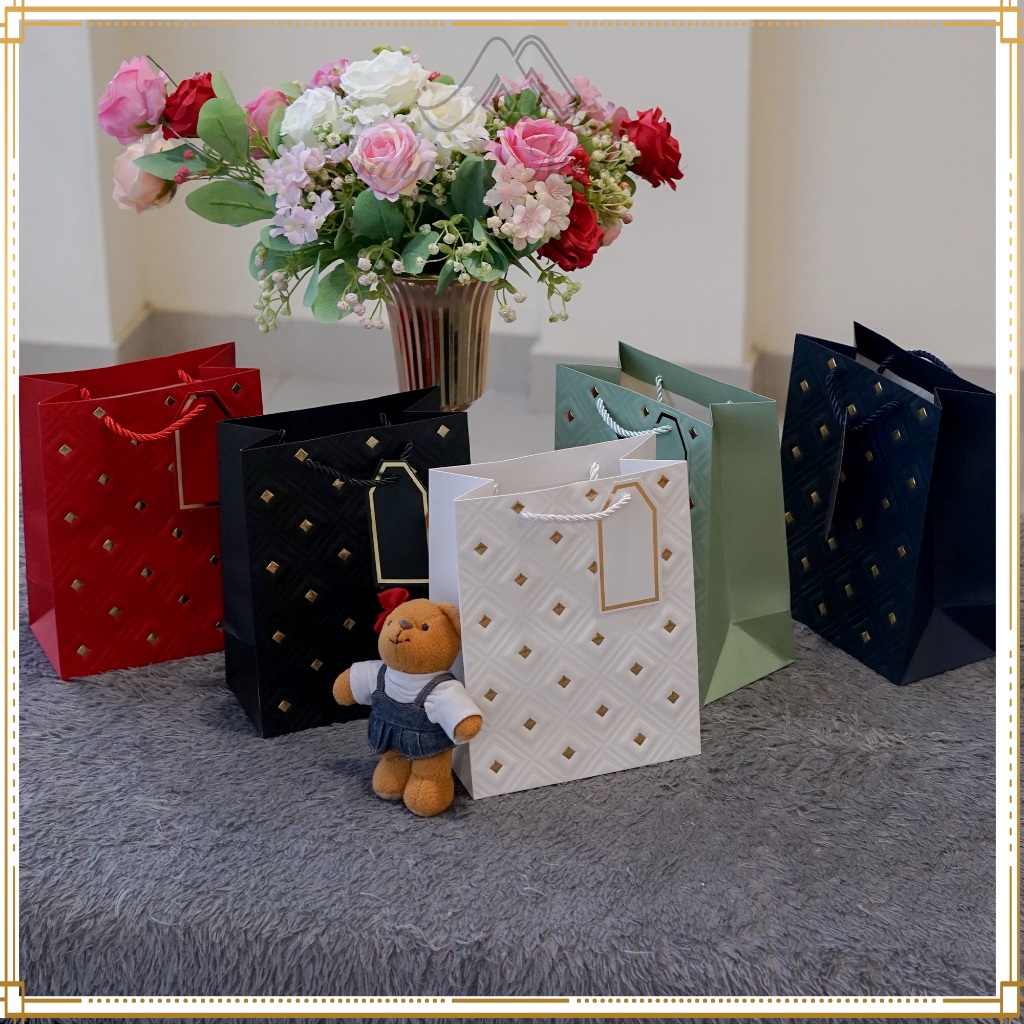 

[PREMIUM] Paper Bag Emboss Motif Diamond Emas Shopping Bag Tas Hadiah Hampers Goodie Bag Tas Souvenir Serbaguna
