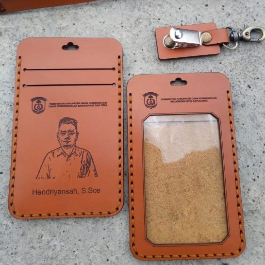 

ID CARD HOLDER KULIT ASLI GARUT COSTUM NAME TAG DAN NAMA PERUSAHAAN DEL 2 LAPIS
