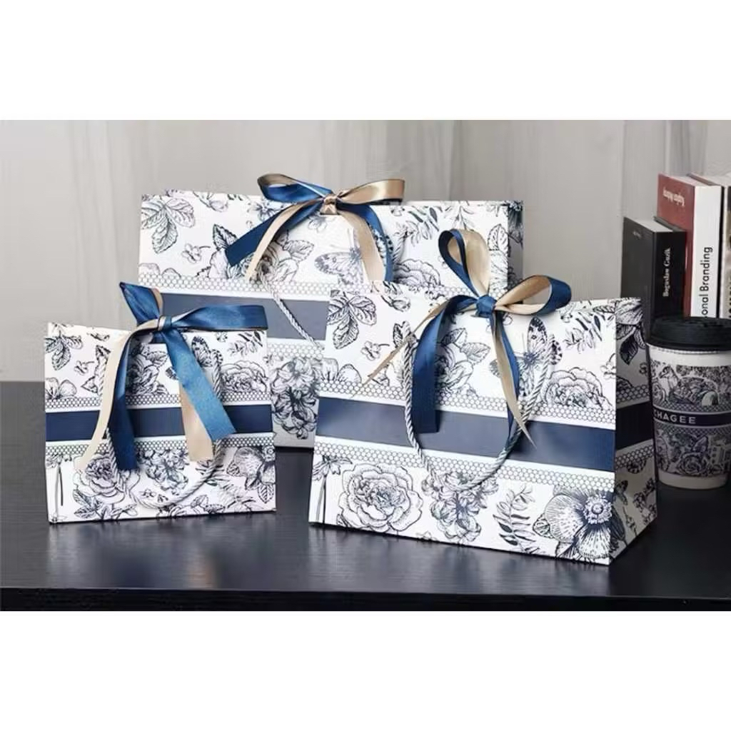

Paper Bag Motif Putih bunga/ Gift Box Tote Bag / High-End Gift Paper Bag/ tas kado murah/paperbag murah/Paper Bag Wedding / Bridesmaid Premium / paperbag tebal/PUTIH GARIS BUNGA