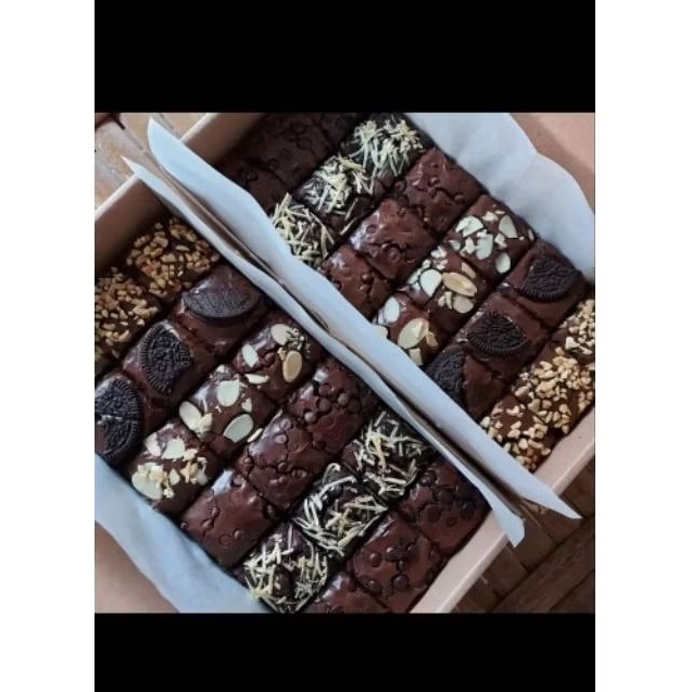 

Fudgy Brownies Premium Full Toping 18 sekat