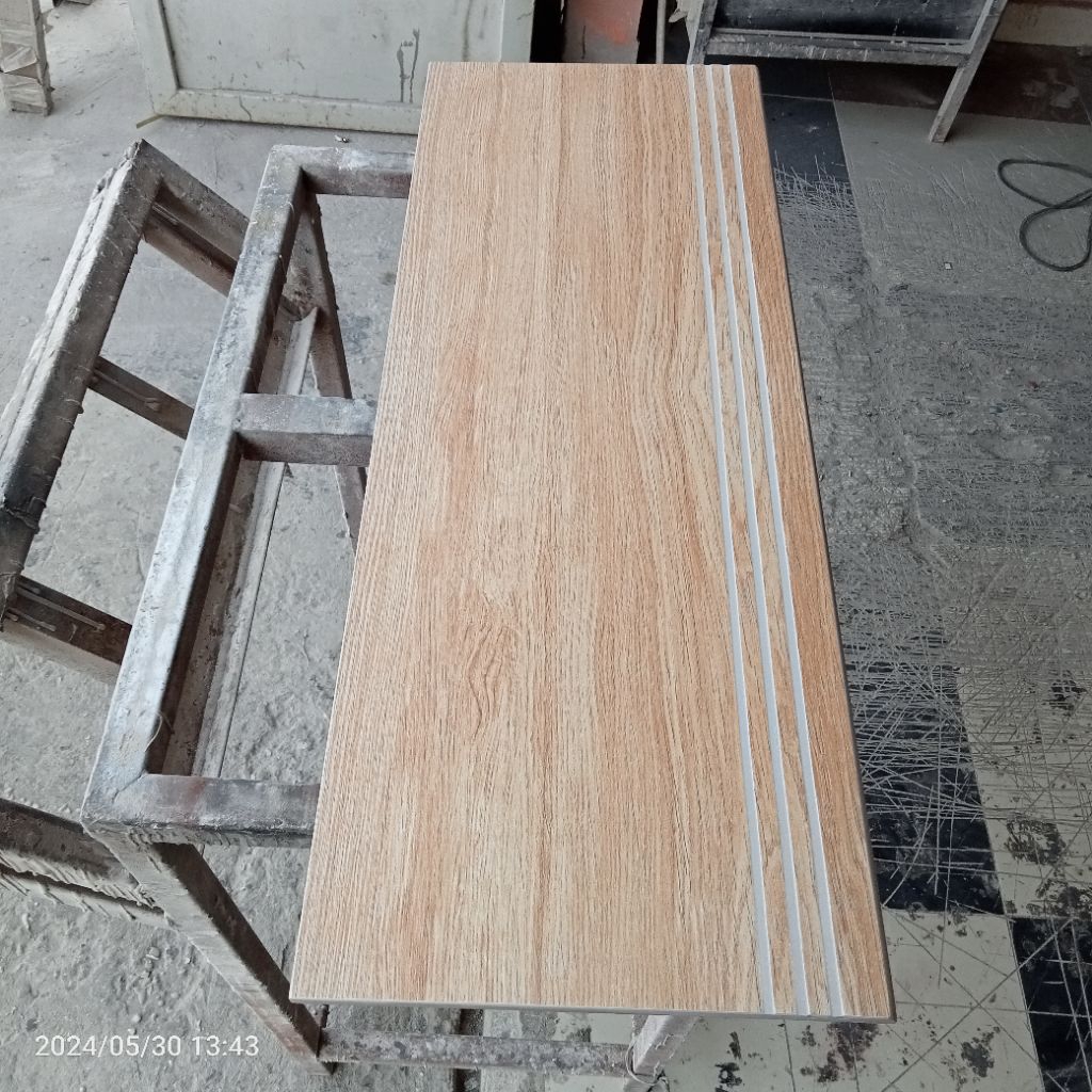 Pijakan tangga granit motif kayu matt