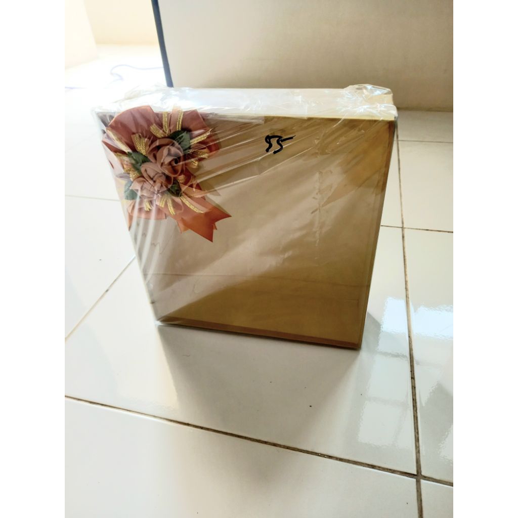 

box kue press mika 25 x 25 x 8 cm coklat