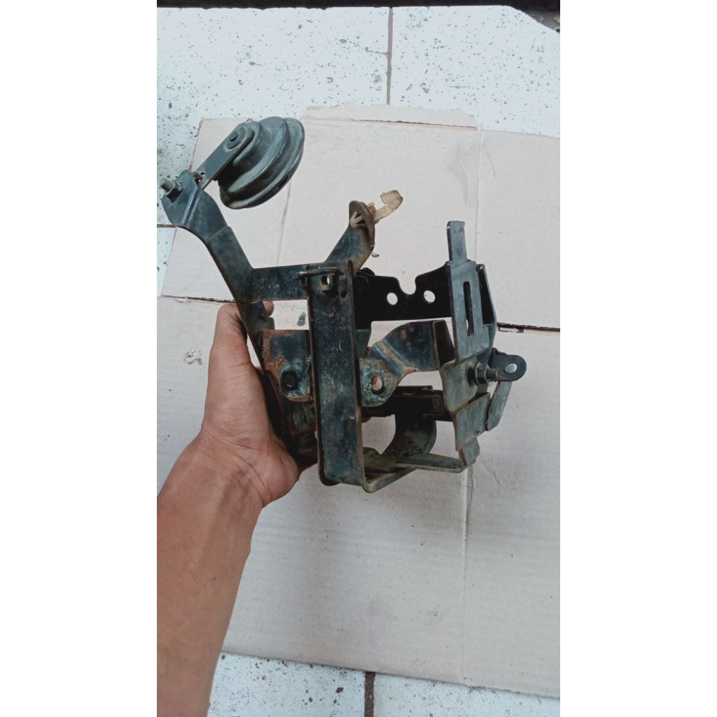 Dudukan aki tameng depan Vario 110 karbu copotan original