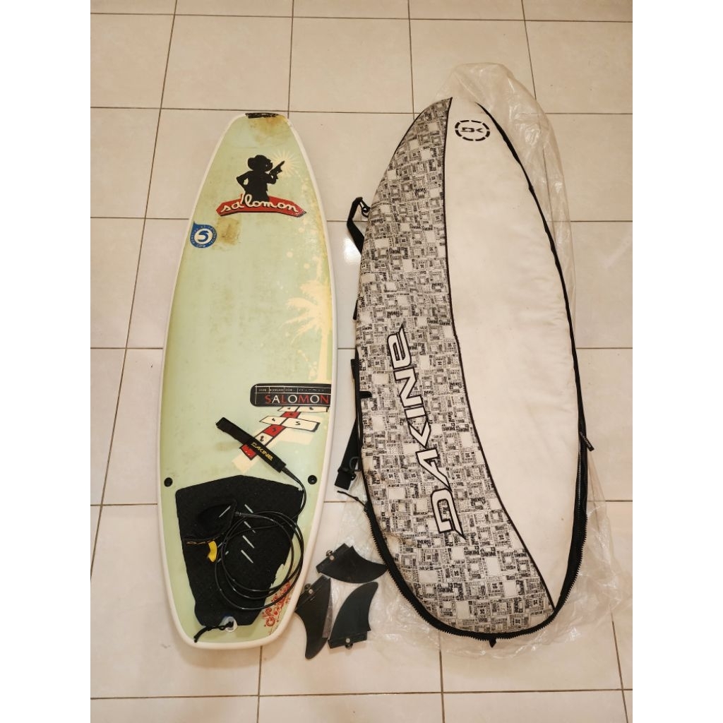 surfboard salomon, tas dakine, fins dan tali dakine