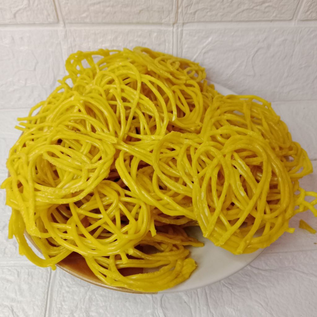 

kemasan 500 gram kerupuk mie kuning rasa manis - kerupuk bawang manis