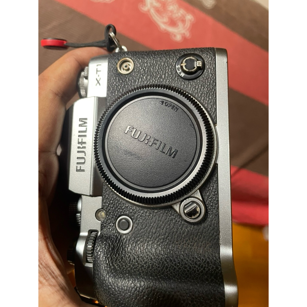 kamera fujifilm XT1 bodi only , beserta lensa kit dan lensa manual