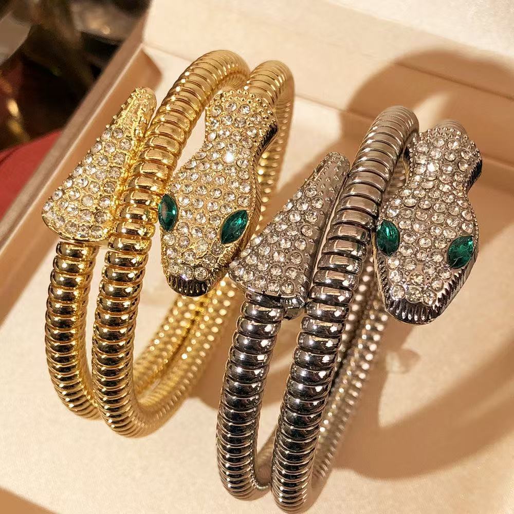 Gelang Ular Bertatahkan Emas,  Ular Mata Hijau Batu Bertatahkan