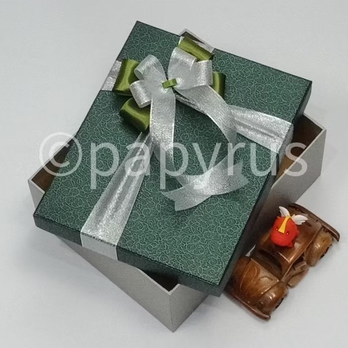 

PAPYRUS Kombinasi 20x25 Tinggi 8cm Kotak Kado Gift Box Hardbox Hampers V2