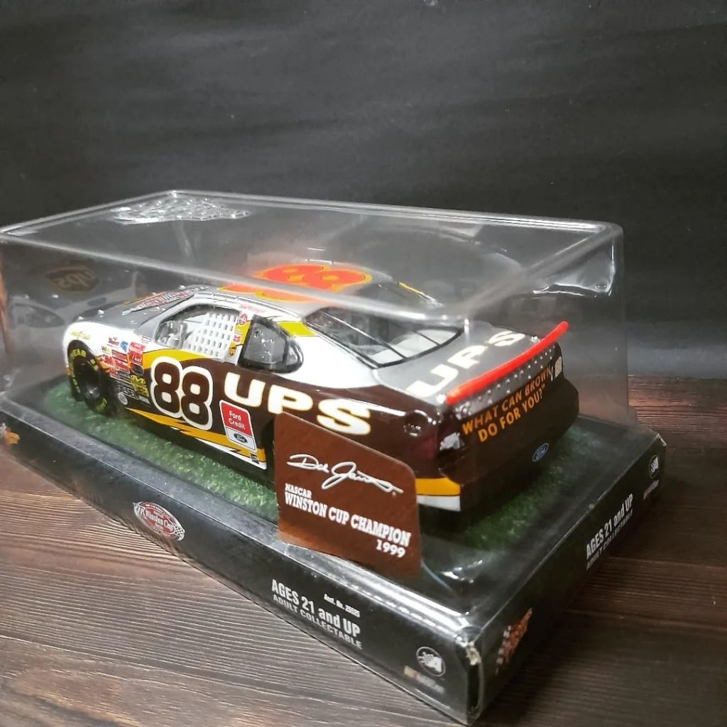 Winners circle WInston Cup Champions 1999 UPS scale 1:24