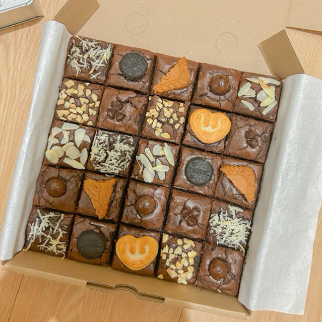 

BAKELICIOUSBYMD - FUDGY BROWNIES PREMIUM MIX TOPPING ULANG TAHUN TULISAN HURUF