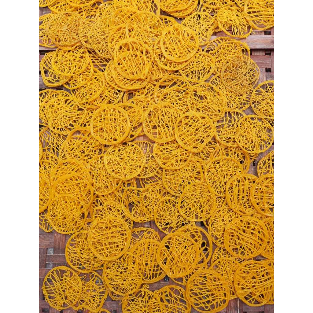 

(1kg )Kerupuk Mie Kuning Mentah ukuran sedang | khas tegal | asinan