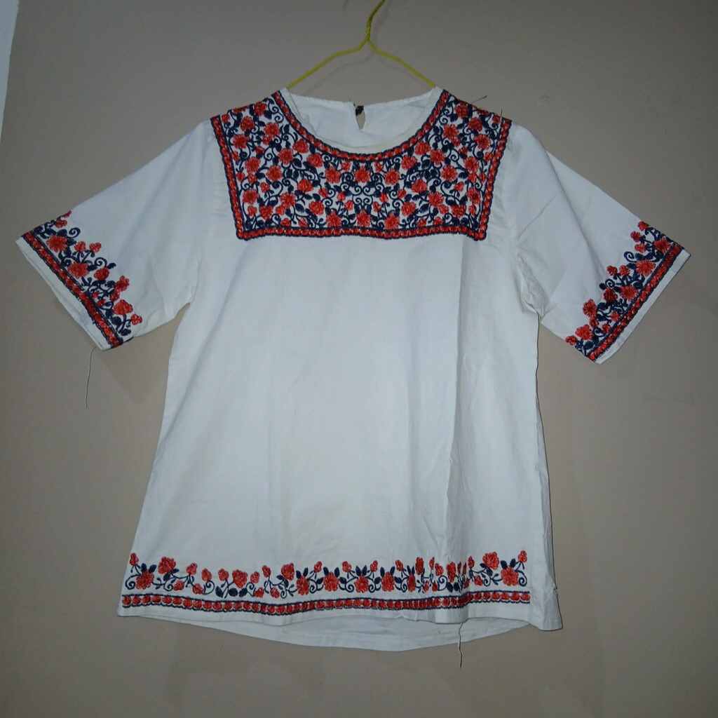 Blouse Katun Putih Bordir Bunga Merah Biru