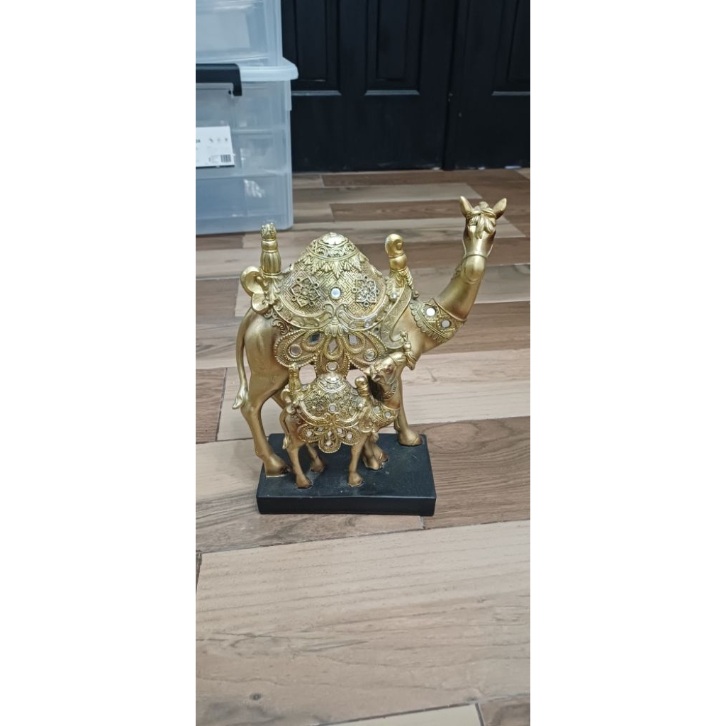 Pajangan miniatur unta