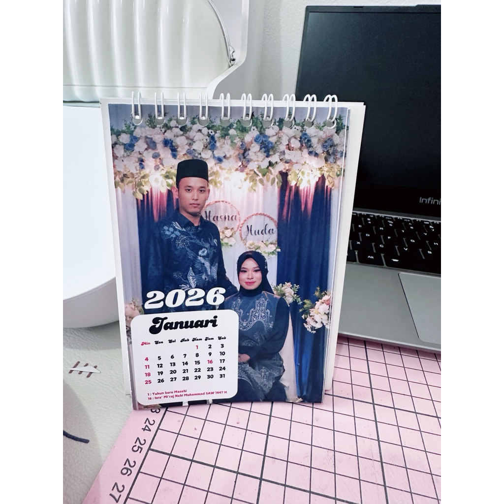 

Kalender 2026 Meja Duduk Custome Foto