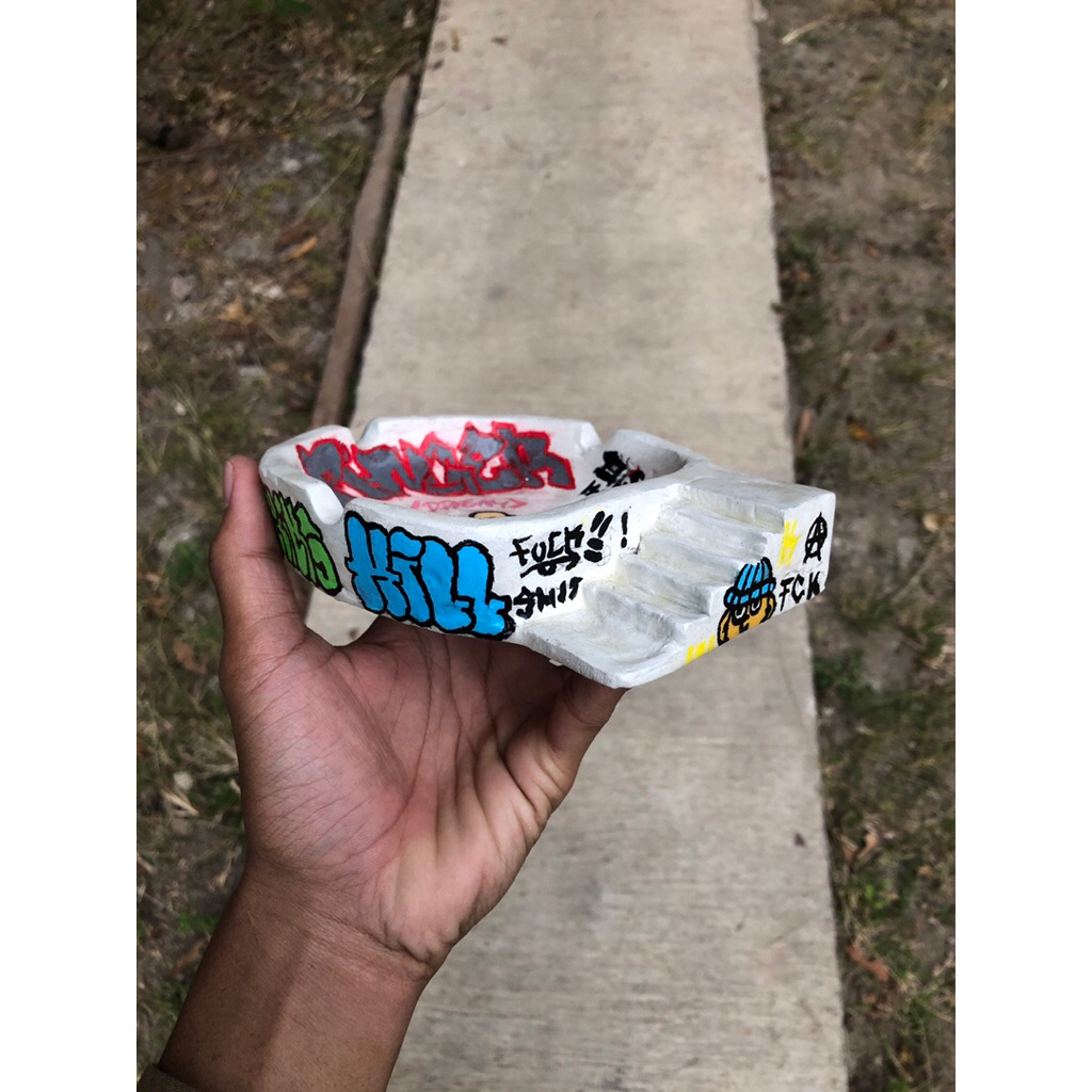 Asbak rokok bertema skatepark graffiti