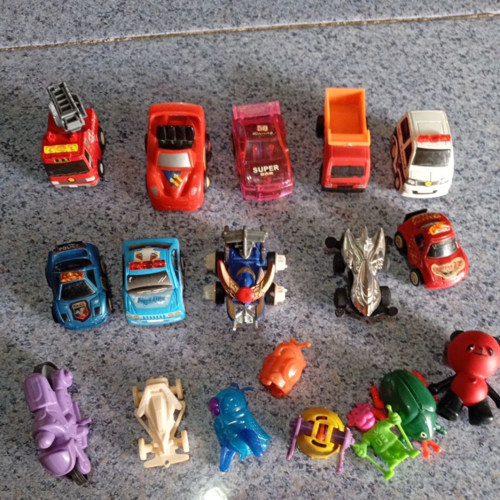 Set of 18 Mainan jadul hadiah (Beyblade Tamiya dll)