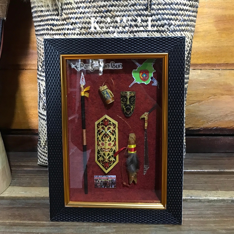 MINIATUR SENJATA DAYAK - MINIATUR PIGURA SENJATA DAYAK KALIMANTAN - MINIATUR MANDAU DAYAK KALIMANTAN