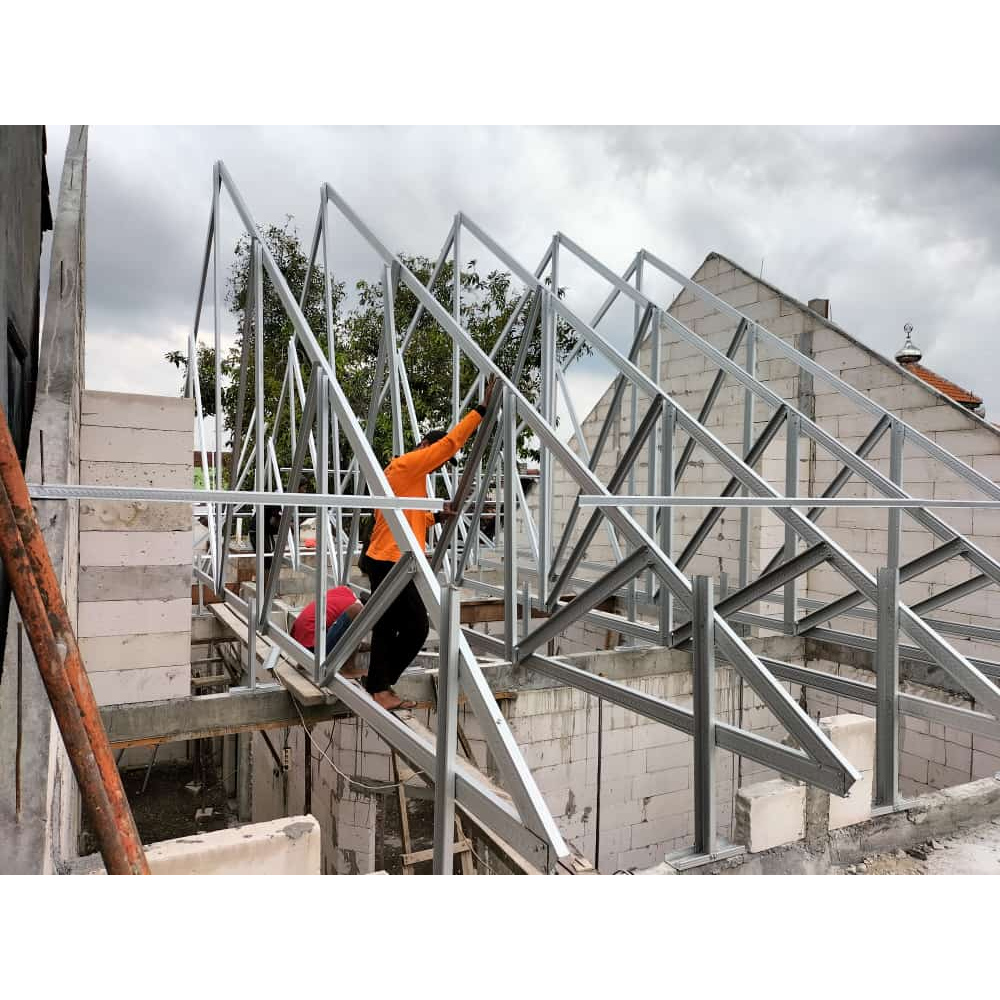 Renovasi Rumah Ms. R - Tahap pemasangan kerangka atap galvalum