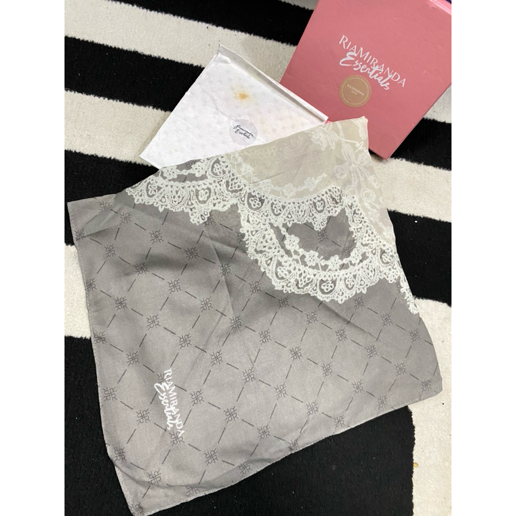 Preloved RIAMIRANDA SCARF