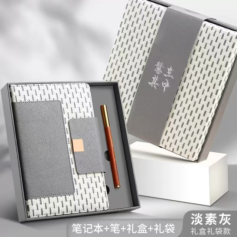 

Notebook Set Eksklusif dengan Pena & Kotak Premium – Warna Abu dan Hijau Tua - cocok dijadikan souvenir, hadiah teman kantor, kado ulang tahun, gift proffesional