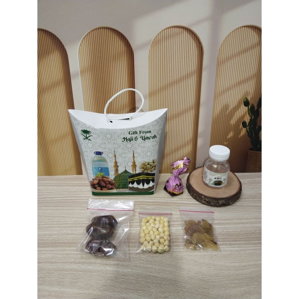 

Paket Oleh-Oleh Haji dan Umroh + Coklat kunci /Hampers Souvenir Makanan khas Arab (Paket C) satuan/pcs
