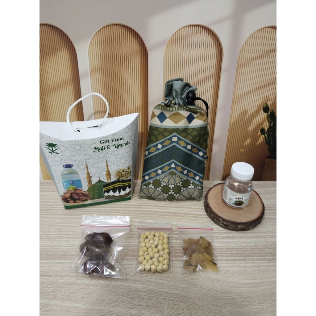 

Paket Oleh-Oleh Haji dan Umroh + Sejadah traveling / Souvenir Haji dan Umroh / Hampers Makanan
