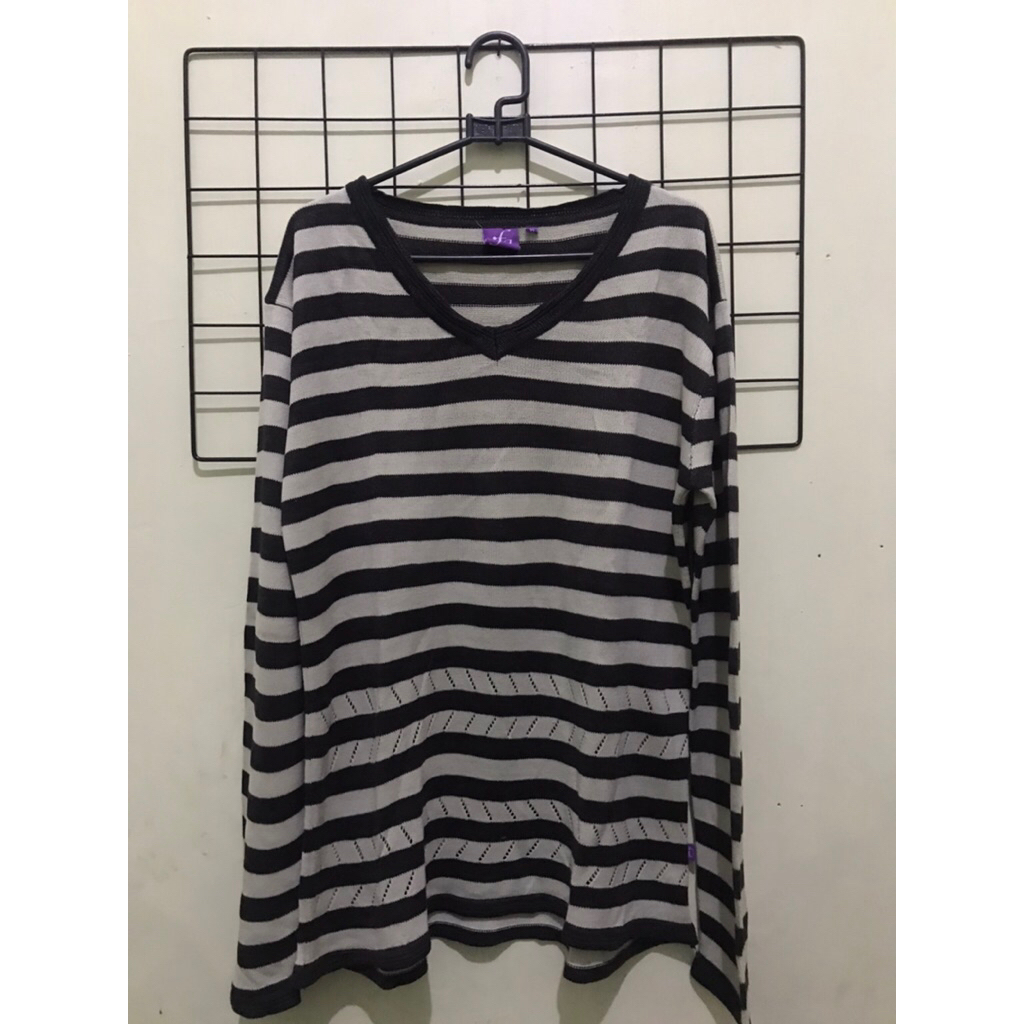Preloved Kaos Wanita Garis Garis