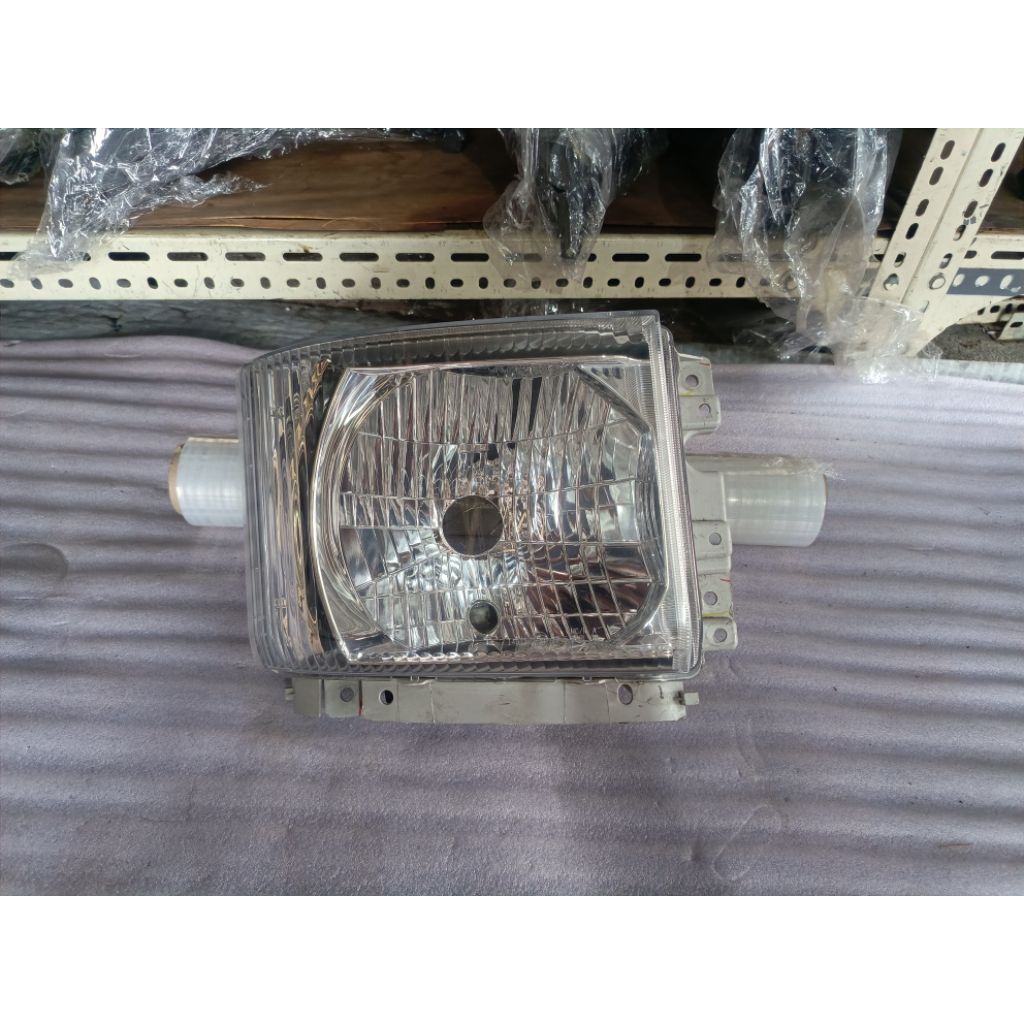 Headlamp Lampu Depan Isuzu Giga nmr 71 elf kanan